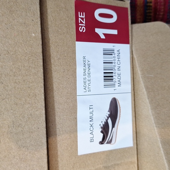 Steve Madden Ladies Sneakers in DENNEY Style Black/White - Picture 2 of 5